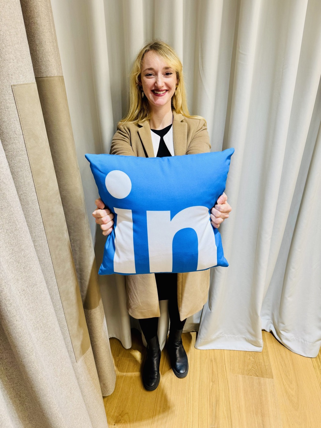 Jeanine Morina mit einem LinkedIn-Kissen bei einem beruflichen Anlass
