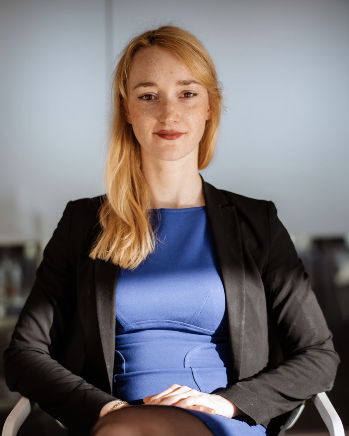 Jeanine Morina im schwarzen Blazer und blauen Kleid